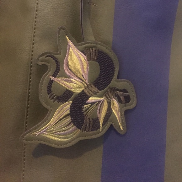 Saks fifth ave  brand new tote bag! Never used! - Picture 2 of 4